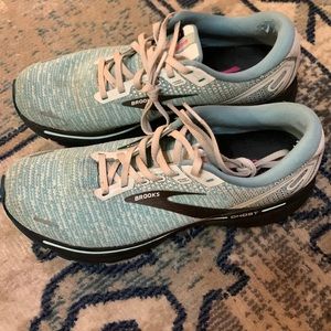 Used Women’s Brooks ghost tennis shoes